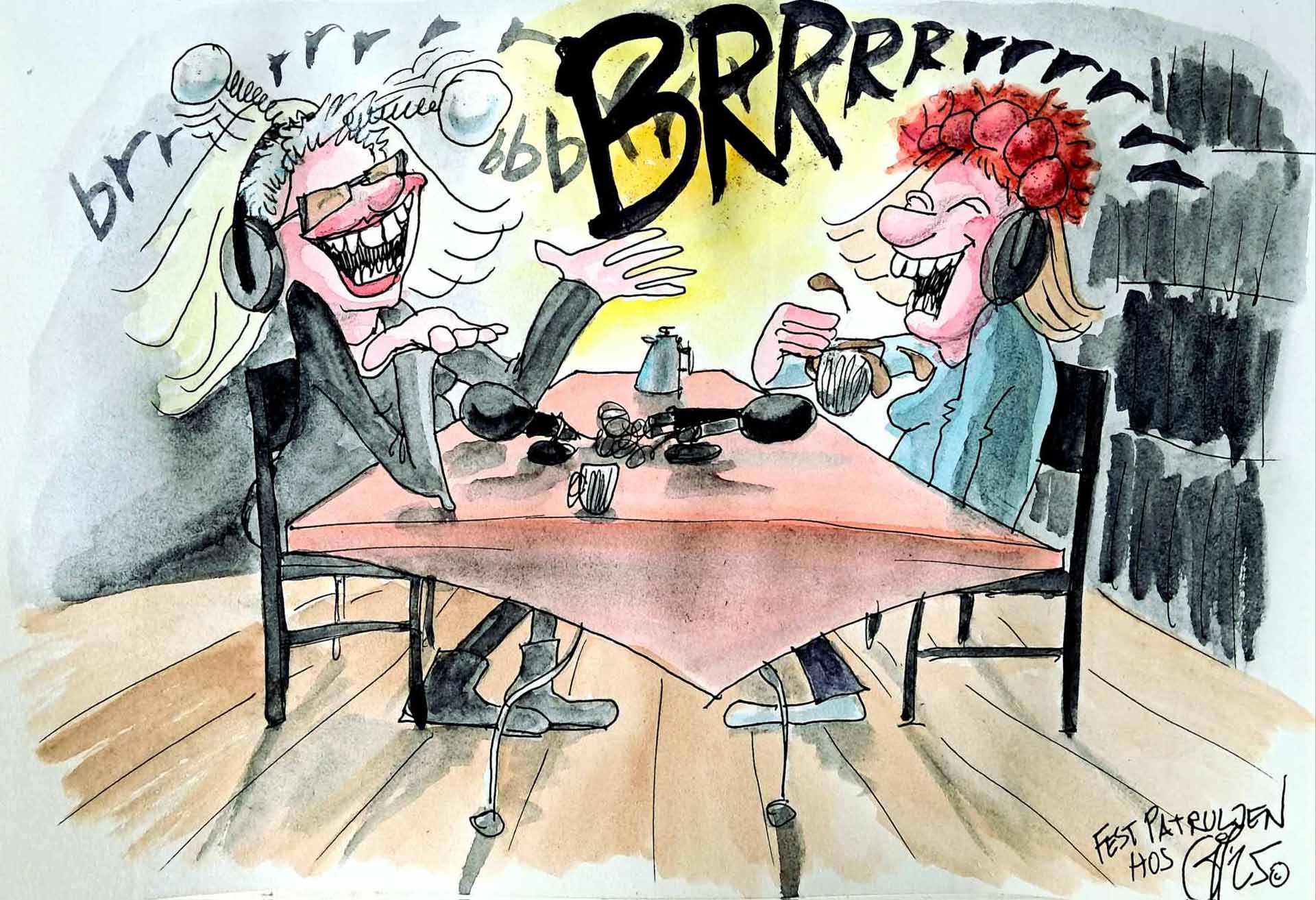 En festlig og håndtegnet farveillustration viser to kvinder med tosset hovedbeklædning, der sidder grinende overfor hinanden og laver et podcast i en stue med mikrofoner mellem sig.